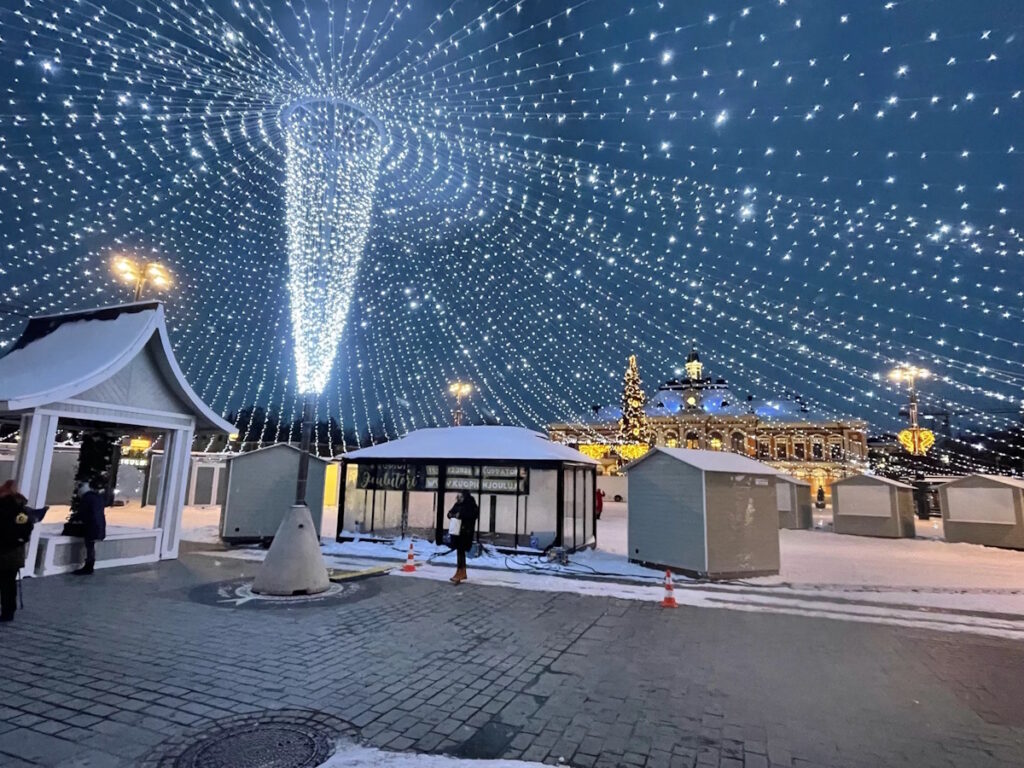 Lohikari Kuopion joulutorin jouluvalaistus