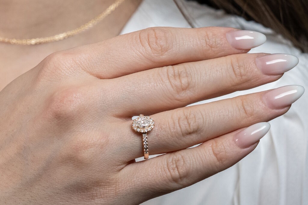 ovaali timanttisormus